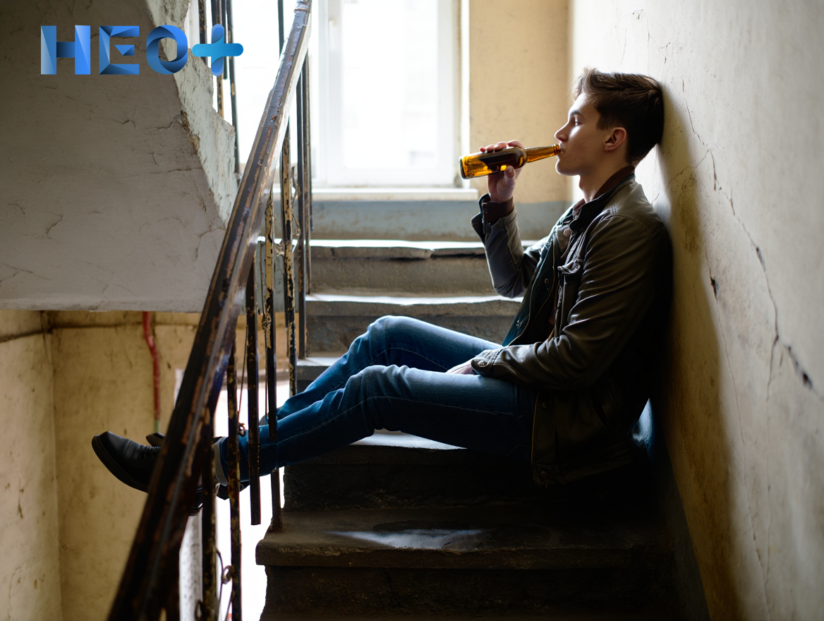 Подросток сидит в подъезде и пьет пиво